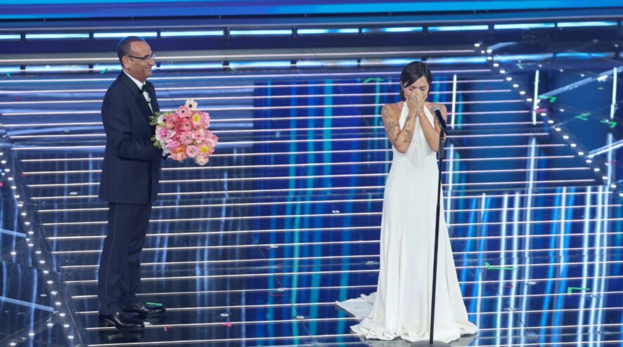 SANREMO 2026 – I Look della serata inaugurale di questa 76a edizione. Carlo Conti look classico, Laura Pausini elegantissima in nero. Elettra Lamborghini provocante nel suo abito di velluto e gonna trasparente