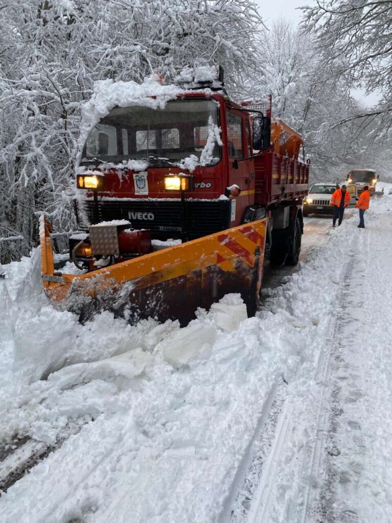 EMERGENZA NEVE NEBRODI – I mezzi della Città Metropolitana di Messina in azione sulle strade provinciali