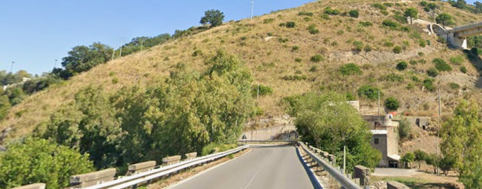 VIABILITA INTERROTTA – Tra tra Sant’Agata di Militello e Acquedolci per verifiche su muro di contenimento