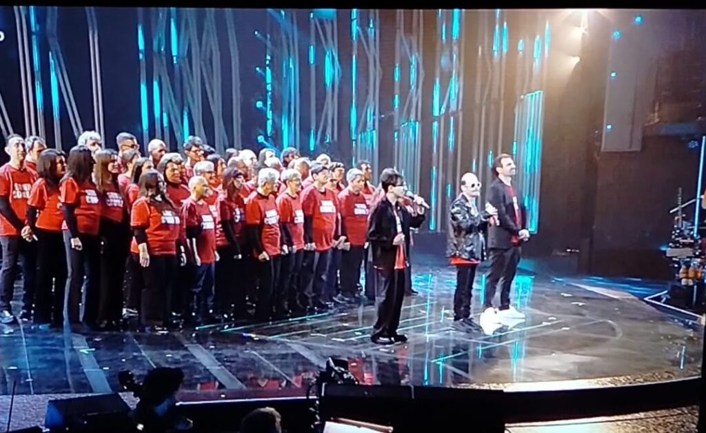 IL CORO ANFASS A SANREMO – A Brolo il gruppo d’ascolto dei “ragazzi con disabilità” della Rosa Blu va oltre la semplice visione di uno spettacolo televisivo