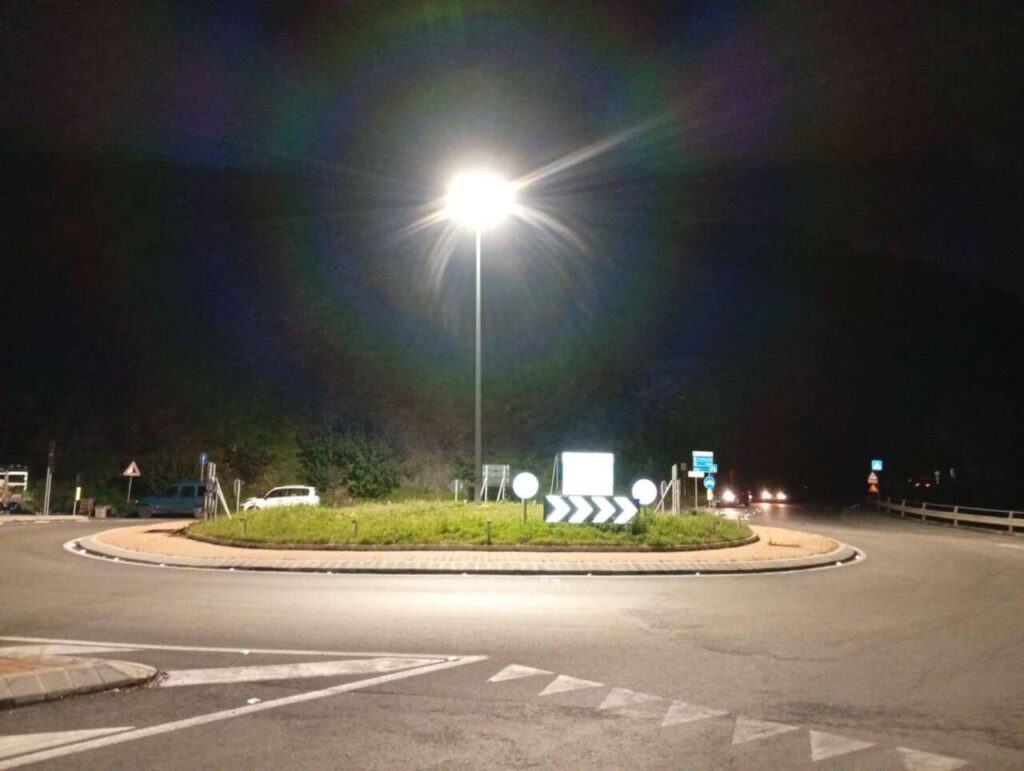 FINALMENTE – Sant’Anna, accesa l’illuminazione della rotatoria: più sicurezza per uno snodo strategico