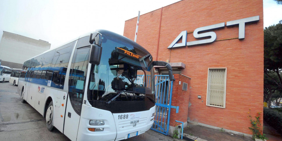 POLITICA & LAVORO – AST, 35 lavoratori restano fuori: tensione sociale e scontro politico sulla gestione