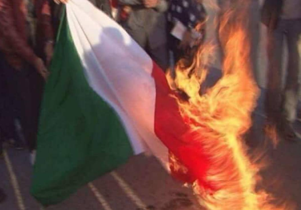 IMBARAZZANTE – Funerali di Umberto Bossi, tra memoria e contraddizioni: il giorno in cui il tricolore diventa bersaglio