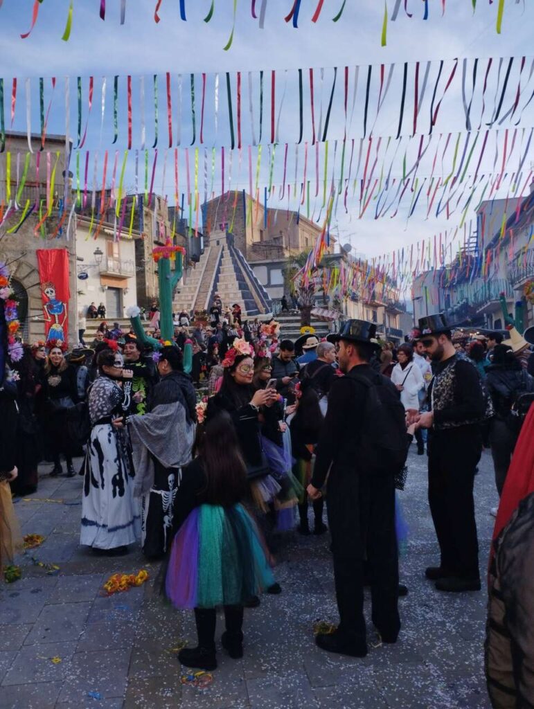L’INSOLITO CARNEVALE – A Ficarra, quando la tradizione sceglie di essere diversa