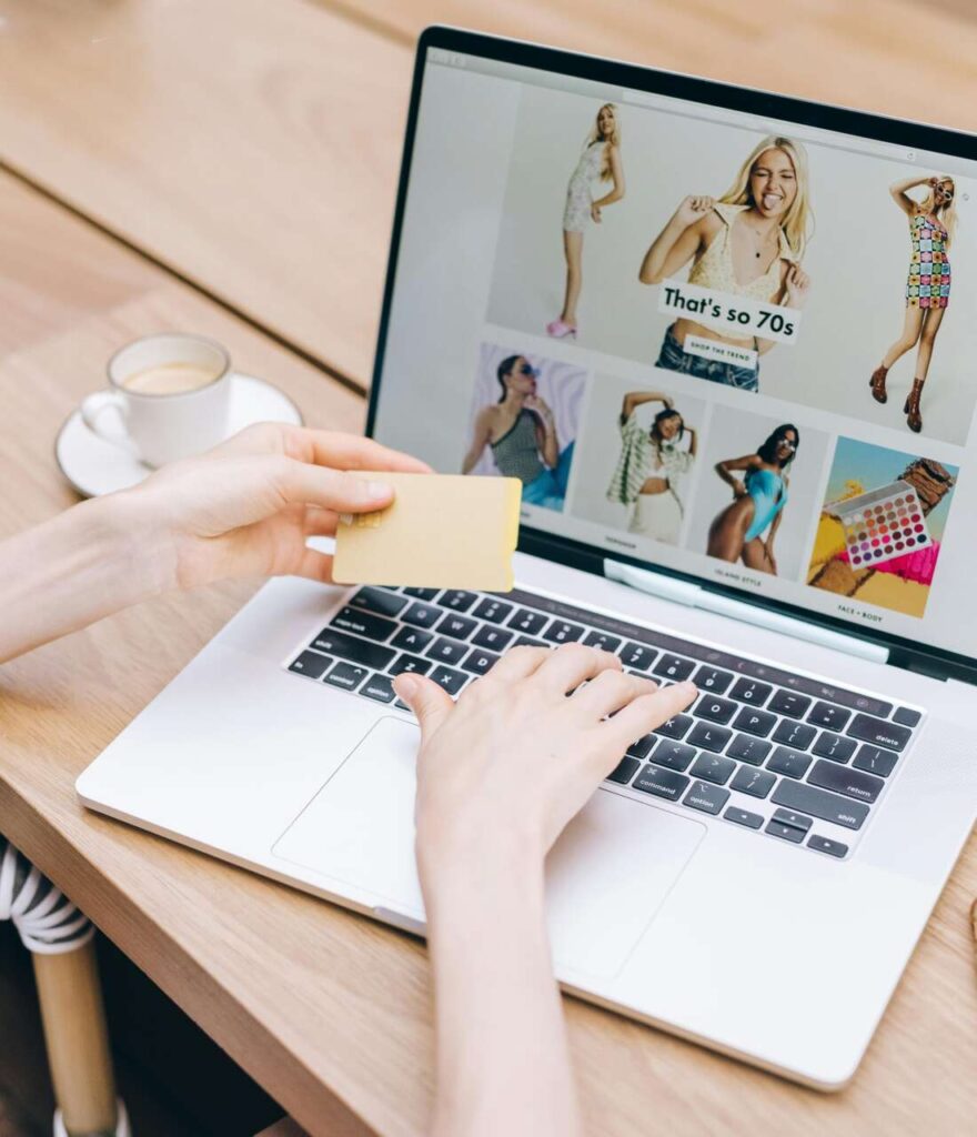 MODA – Cambio di stagione, dagli scaffali agli schermi: come acquistano oggi gli italiani