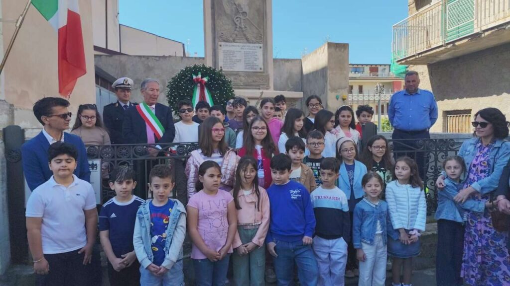 BROLO – La Festa della Liberazione è stata celebrata con una sentita cerimonia al Monumento ai Caduti