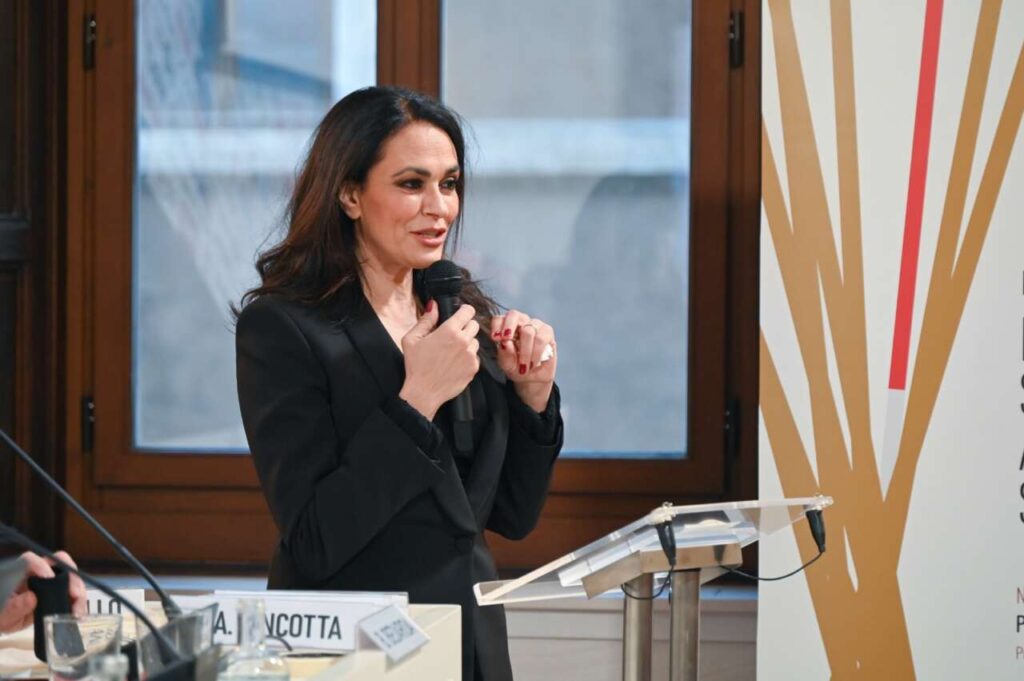 MARIA GRAZIA CUCINOTTA AMBASCIATRICE DELLE EOLIE – “Un luogo dove ricominciare a vivere”. A Palazzo Grazioli il fascino delle isole tra cinema, accoglienza e cucina dei grani antichi