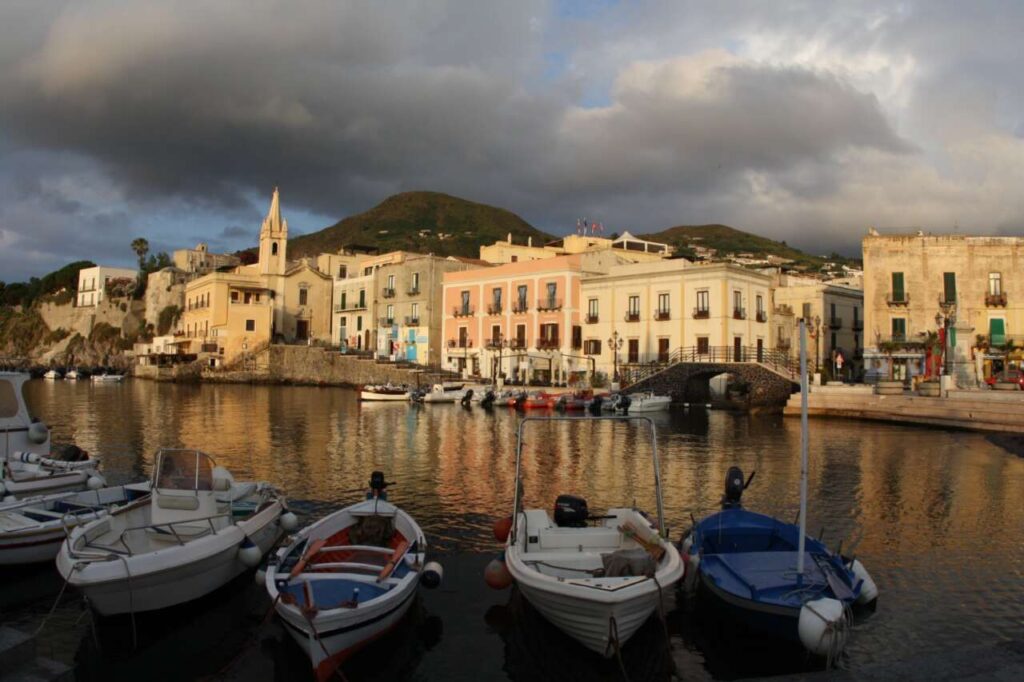 BRAND EOLIE – “Ospitiamo il Mondo. Identità, memoria e sapori: le Eolie svelano il proprio patrimonio universale”. Appuntamento tra Lipari, Salina e Vulcano dal 15 al 17 maggio 2026
