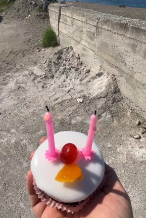 PATTI – L’ironia di Mauro Aquino: dal “Trova le differenze” alla tortina di compleanno sulla strada chiusa di via Playa