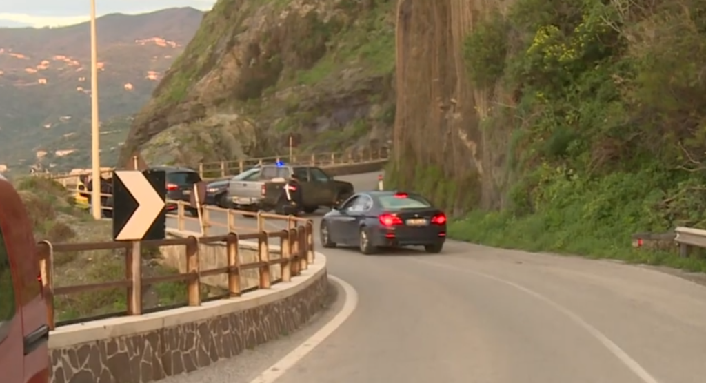 STRADA ANCORA CHIUSA – Tra polemiche e disagi