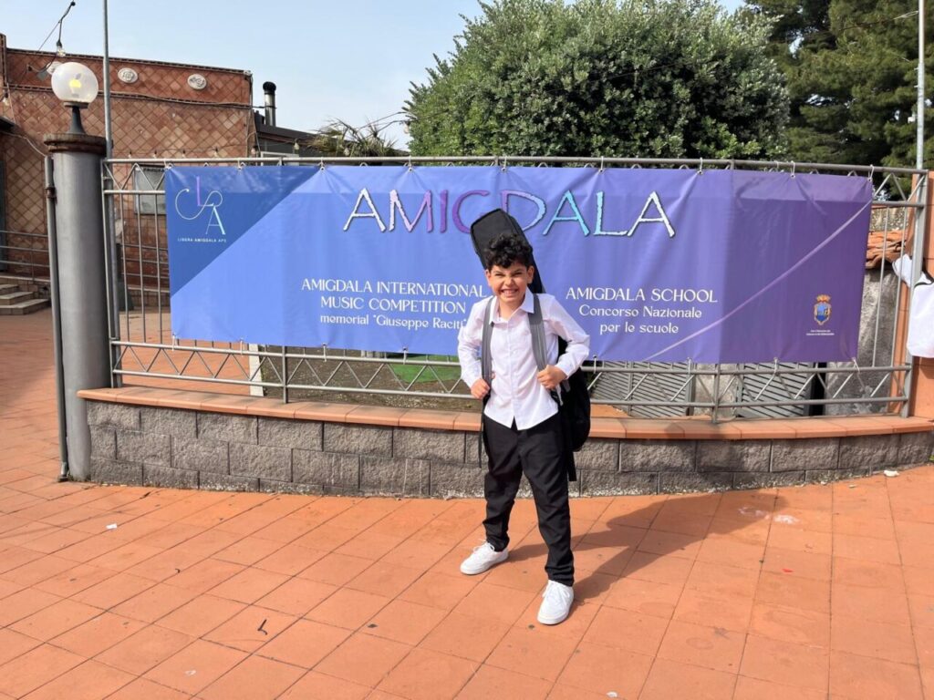 RICCARDO COSTA – L’allievo dell’Accademia Music Art trascina il pubblico con “Sweet Home Chicago” ad Aci Bonaccorsi