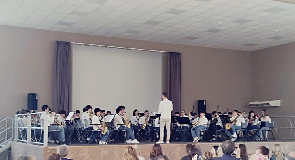 INDIRIZZO MUSICALE BROLO – Cresce la partecipazione tra premi, talento e passione: applausi per i giovani musicisti del “Comprensivo”