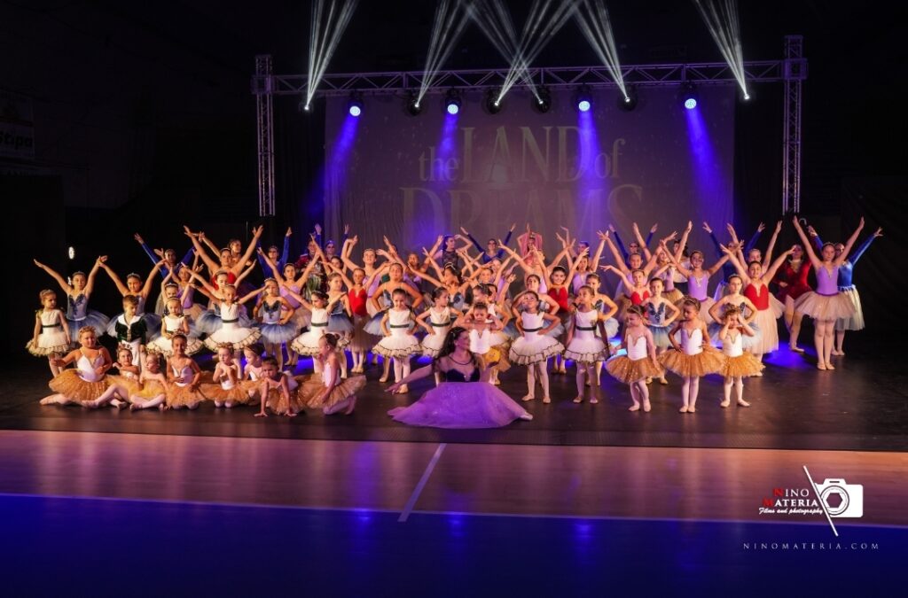 “THE LAND OF DREAMS” – Lo spettacolo creato da Spazio Danza Academy ha trasformato il teatro in un luogo sospeso tra memoria, immaginazione e futuro