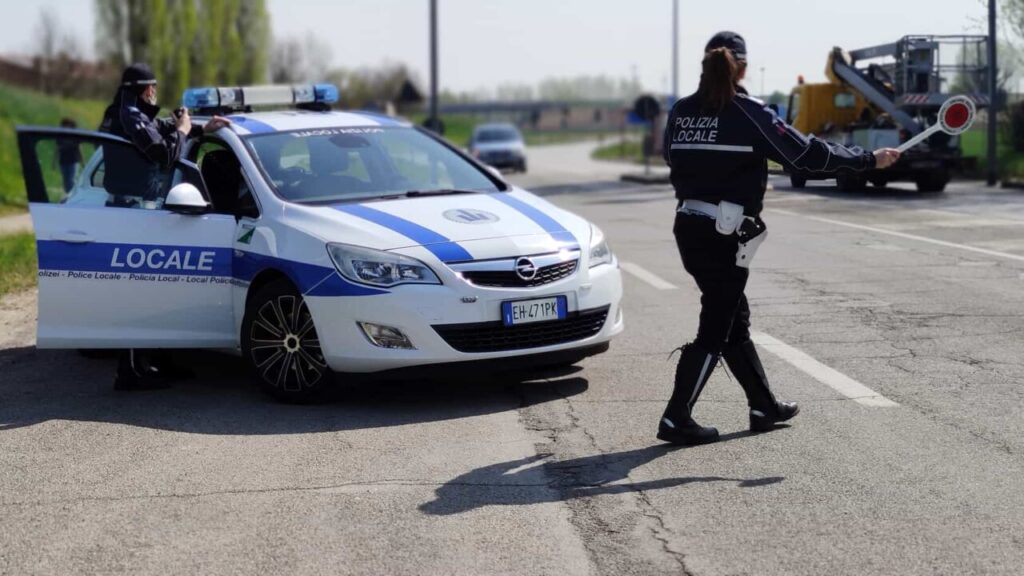 PIRATA DELLA STRADA – Sulla provinciale Brolo-Ficarra: travolge due giovani in motorino e fugge. Caccia a un Doblò bianco