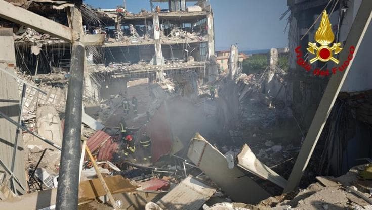 CROLLO A MESSINA – Sei persone ancora sotto le macerie. Si indaga sulle cause del cedimento
