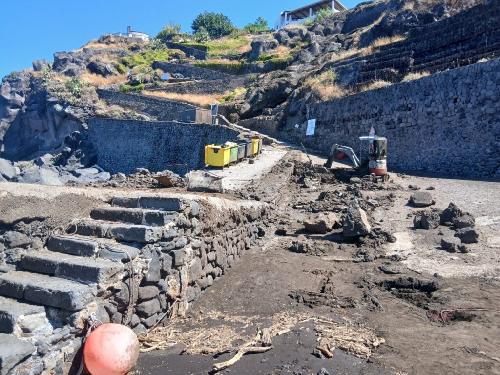 ALLUVIONE GINOSTRA – La comunità insorge: “Abbandonati da Lipari e dalla Regione, pronti alla serrata generale. Intervenga Roma prima che sia una nuova Niscemi”