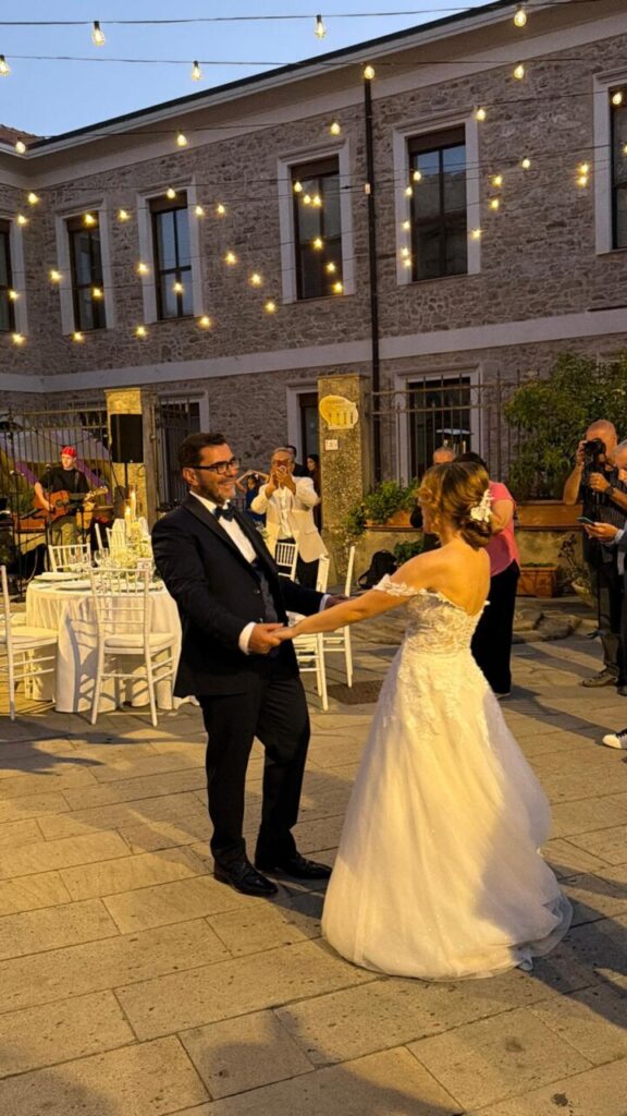 FICARRA INCANTATA – Quando un matrimonio diventa un abbraccio corale tra bellezza, amore e radici