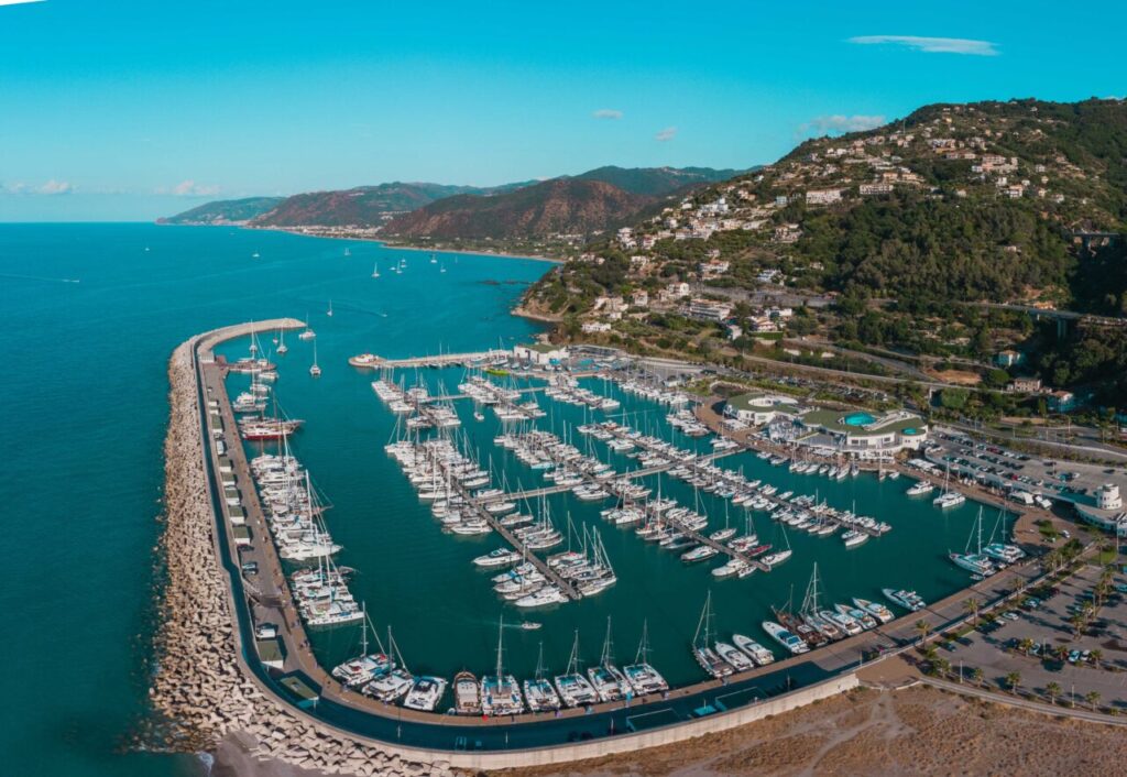 CAPO D’ORLANDO MARINA – Un’estate tra musica, arte, libri e vino: da Eolie Music Fest a Terra di Vini, con la rassegna «Notturno d’Autore»