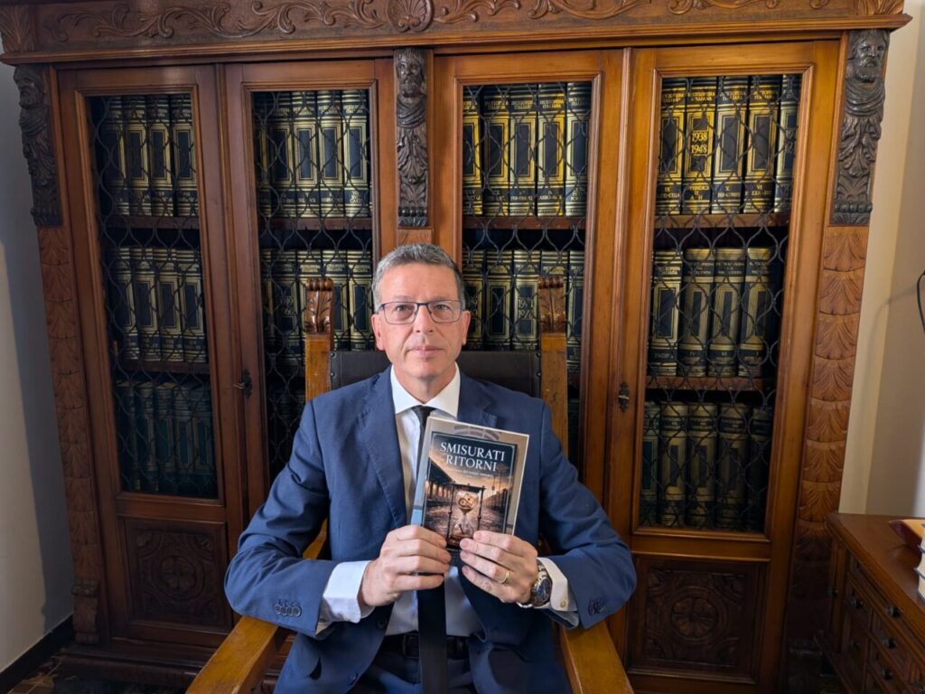 TUTTO LIBRI – “Smisurati ritorni”: Domenico Monteleone di nuovo in libreria per raccontare il Sud tra storia, filosofia e memoria