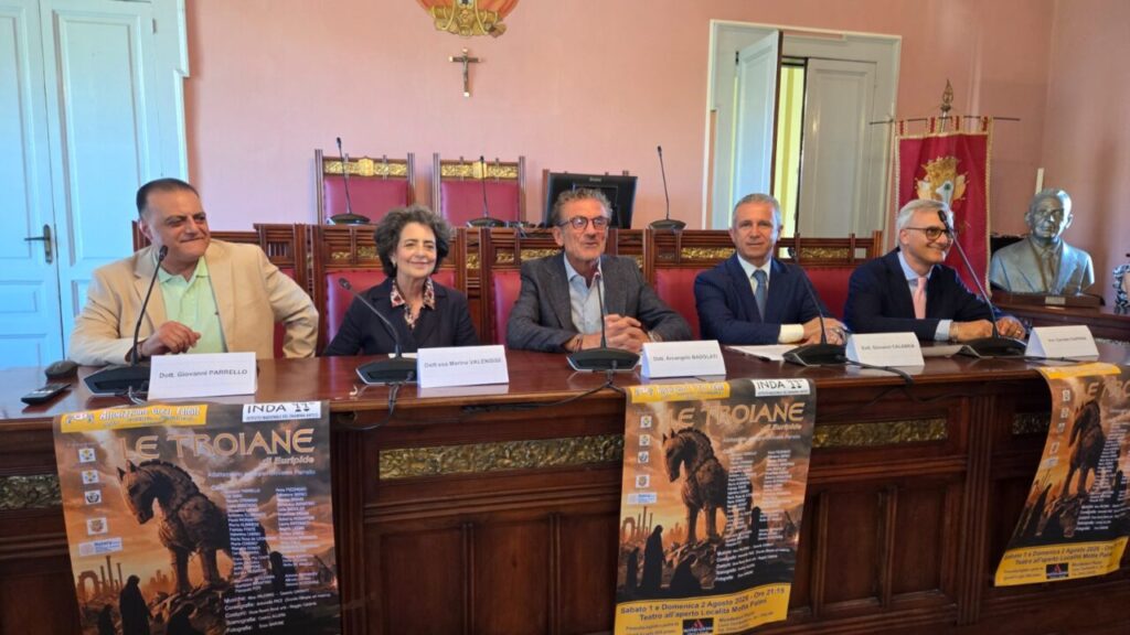 TEATRO – Il patrocinio dell’INDA consacra il progetto “Ritorno al classico” dell’Associazione “Great Talent”: Palmi porta in scena “Le Troiane” di Euripide