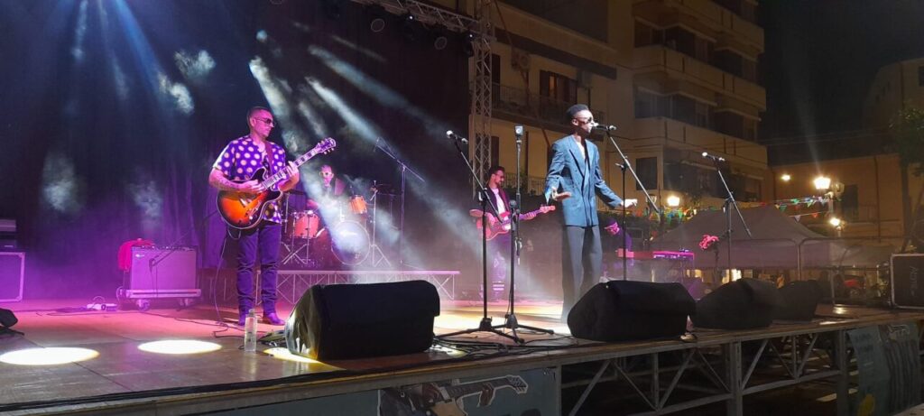 CAPO D’ORLANDO BLUES – Per la 28^ edizione quattro live, una mostra e un flash mob. Oltre 2000 spettatori nelle due location