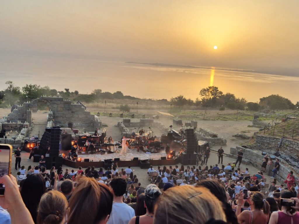 L’INCANTO DELL’ALBA A TINDARI – il magico “dono” di Biagio Antonacci colora il Teatro Greco dopo 10 sold out