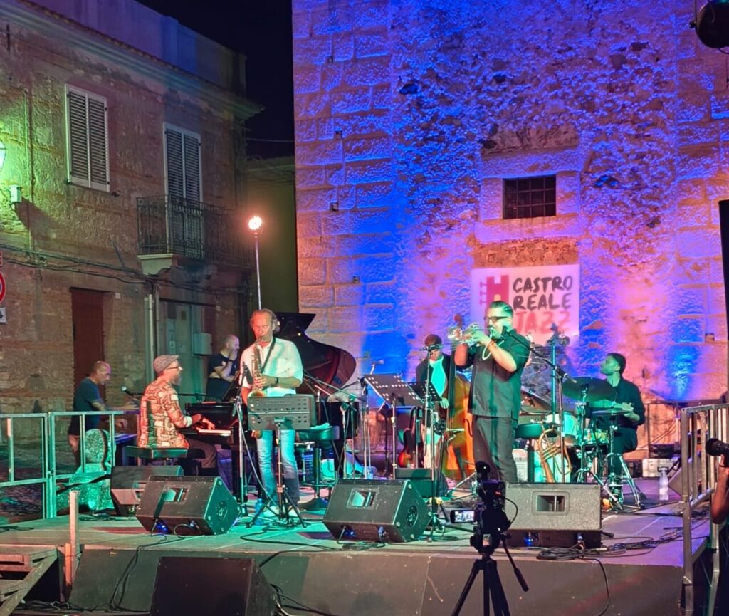 JAZZ – A Castroreale ieri sera sold out per Roy Paci e la sua band