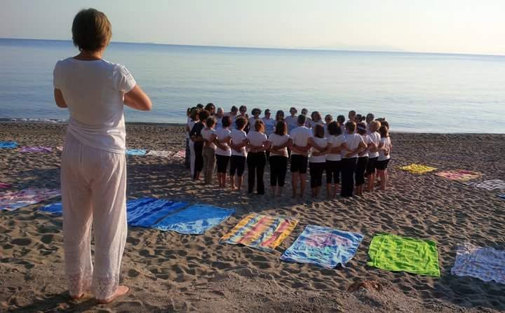 YOGA SULLA SPIAGGIA – A Capo d’Orlando, sulla spiaggia di Testa di Monaco: dal 6 al 12 settembre lezioni tra alba e tramonto