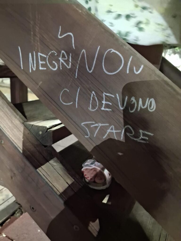 BROLO – Piazza Verdi, quelle scritte sui giochi sono un segnale da non ignorare