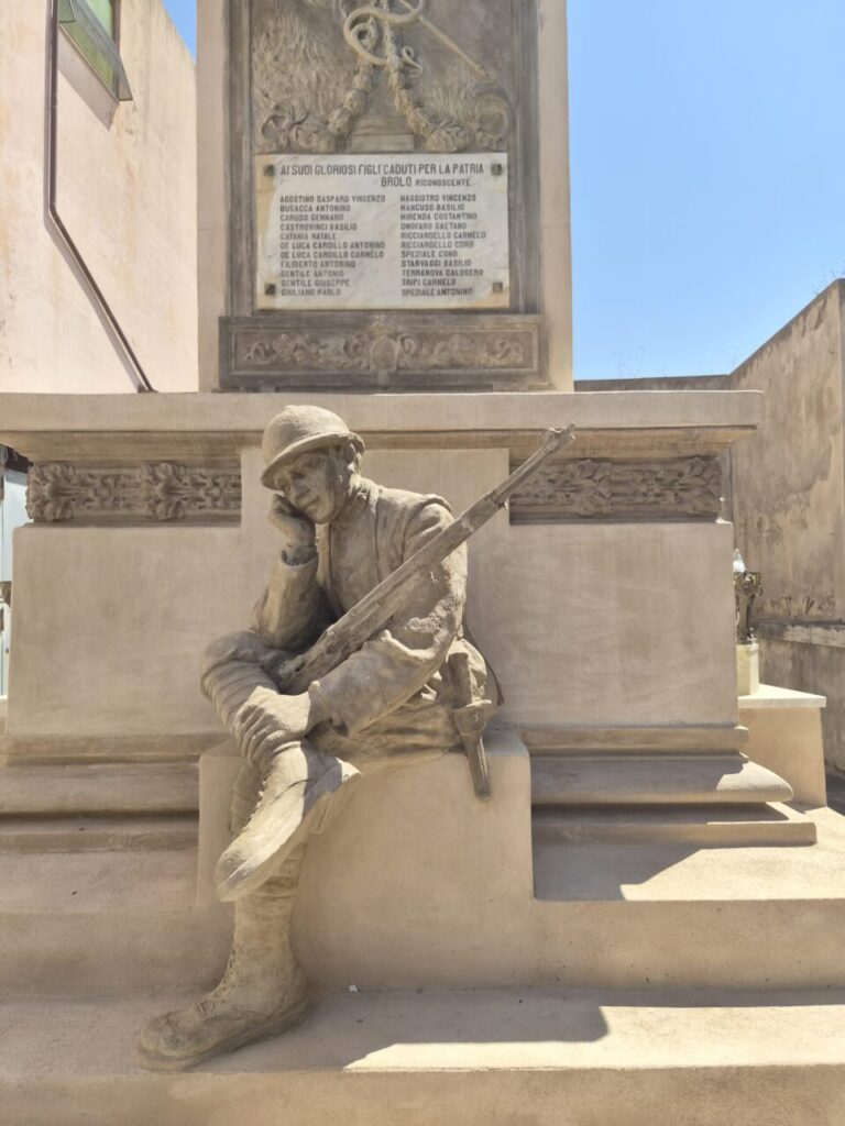 BROLIX – Il Monumento ai Caduti di Brolo, memoria silenziosa di una generazione