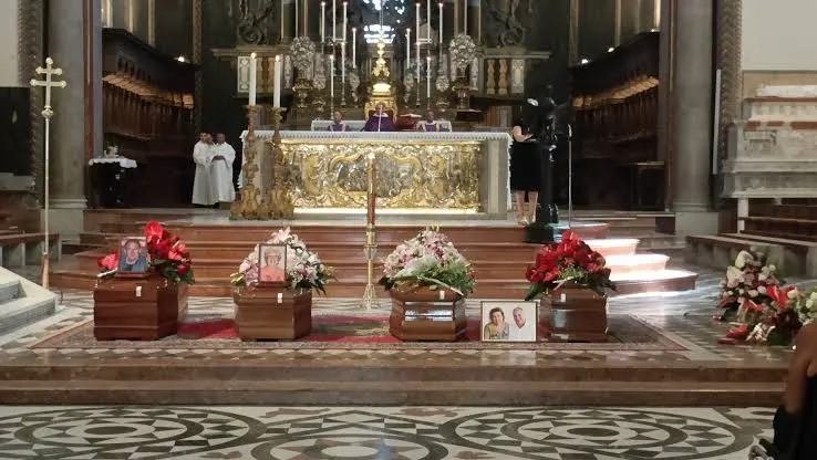 ESEQUIE – Ultimo saluto a Carmelo, Rosa e Sara Leone e a Santino Magazzù, vittime del crollo di Pistunina