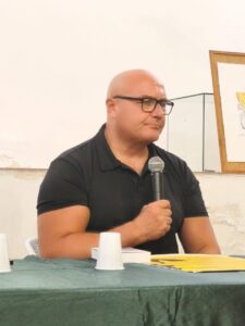 SINAGRA – “Ottobre si veste di giallo”: Piergiorgio Di Cara conquista il pubblico con “L’anima in spalla”