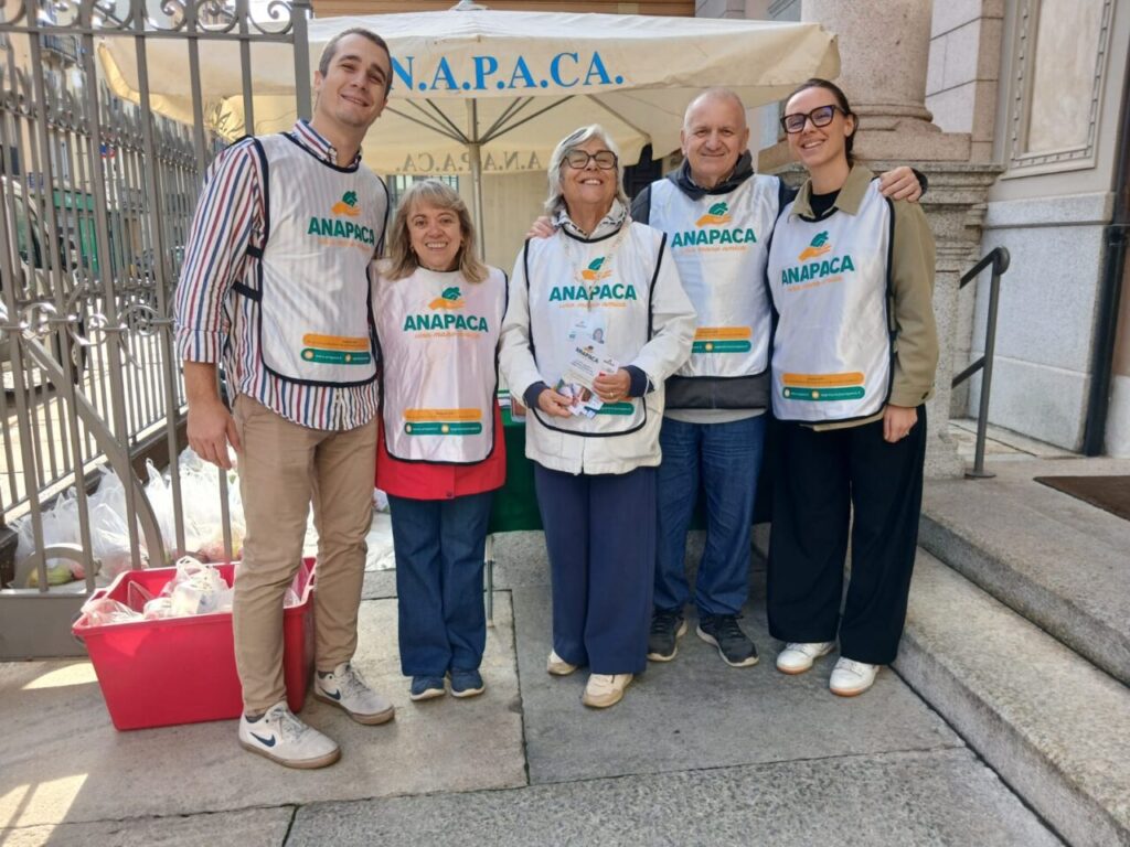 «Non sei solo» – A volte basta una mela: a Torino ANAPACA cerca mani da stringere e cuori disposti ad aiutare