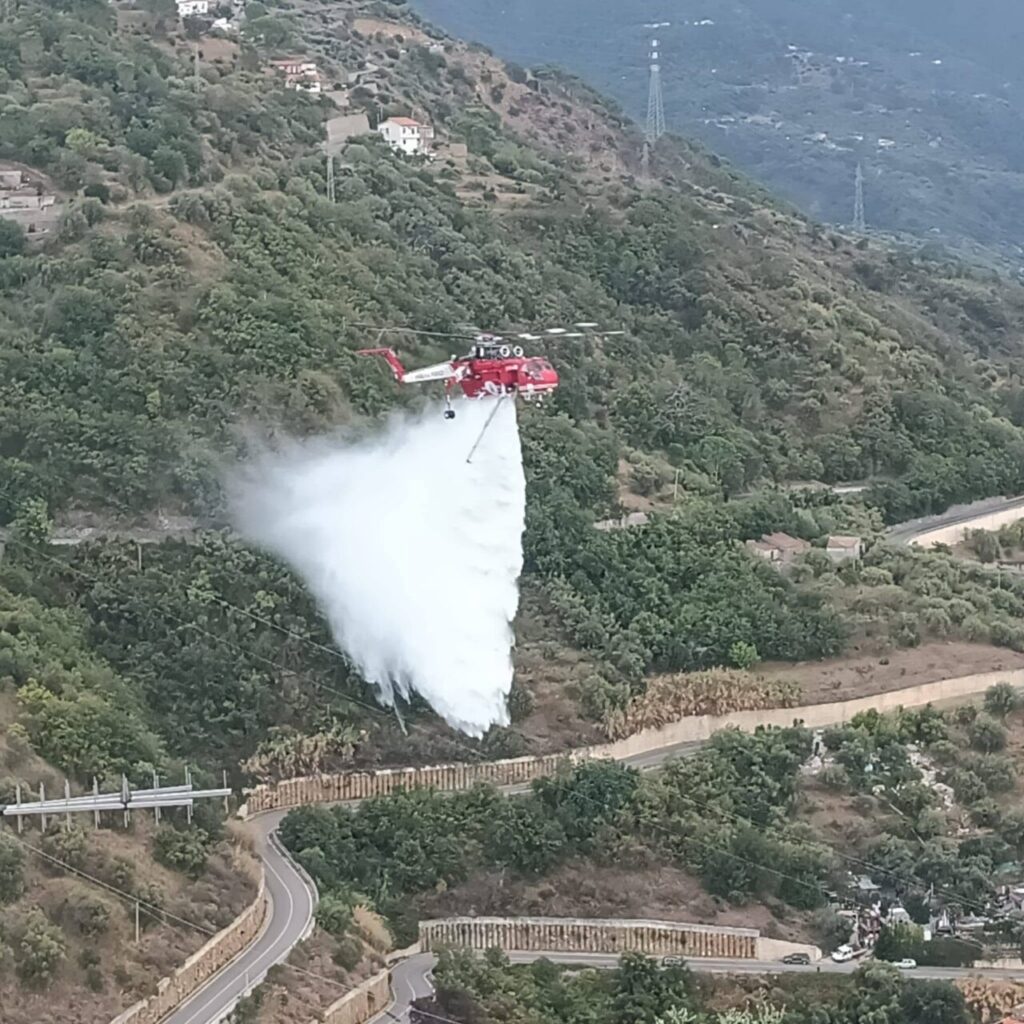PIRAINO – Incendio domato dopo l’emergenza. Il sindaco Cipriano: «Il piano di intervento ha funzionato»